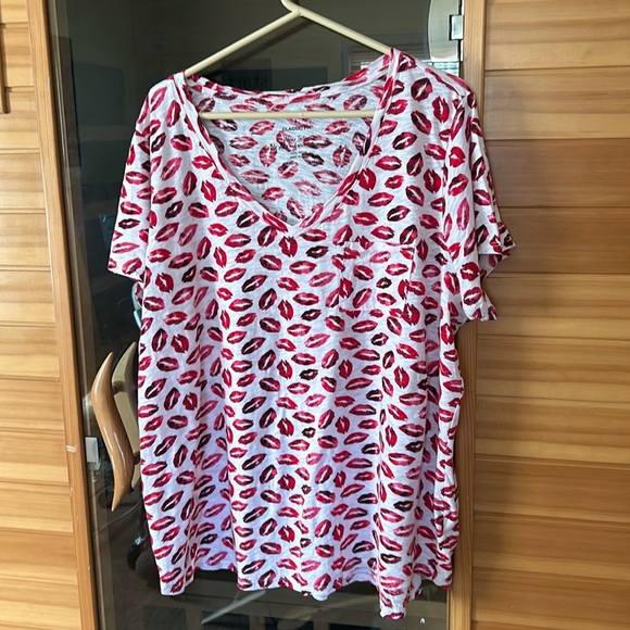 Torrid kissing lips t-shirt - Picture 1 of 2